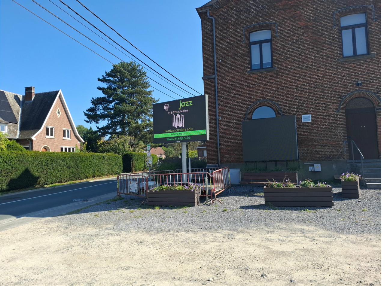 Le huis clos, rompu par celle qui le rappelle