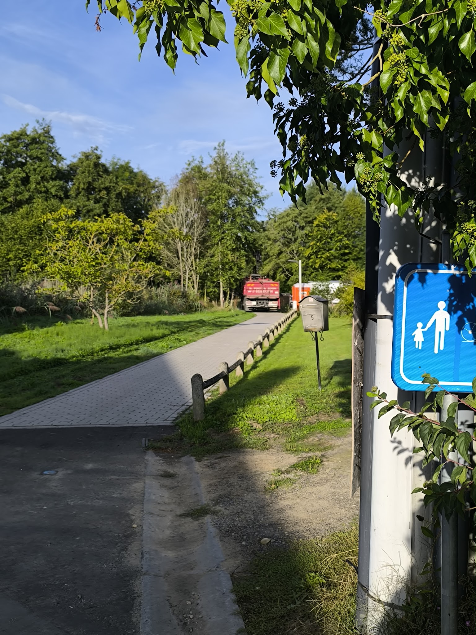 Sentier 24 à Hamme-Mille : des camions sur une piste cyclable, et des questions sans réponse